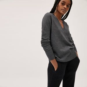Everlane cashmere V neck sweater sz M Charcoal dark gray